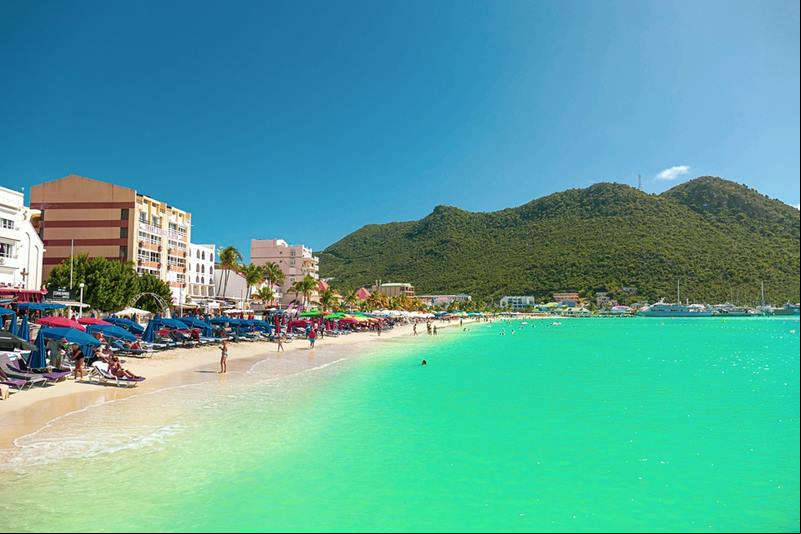 Praia em Philipsburg, capital de Sint Maarten, parte holandesa da ilha de S